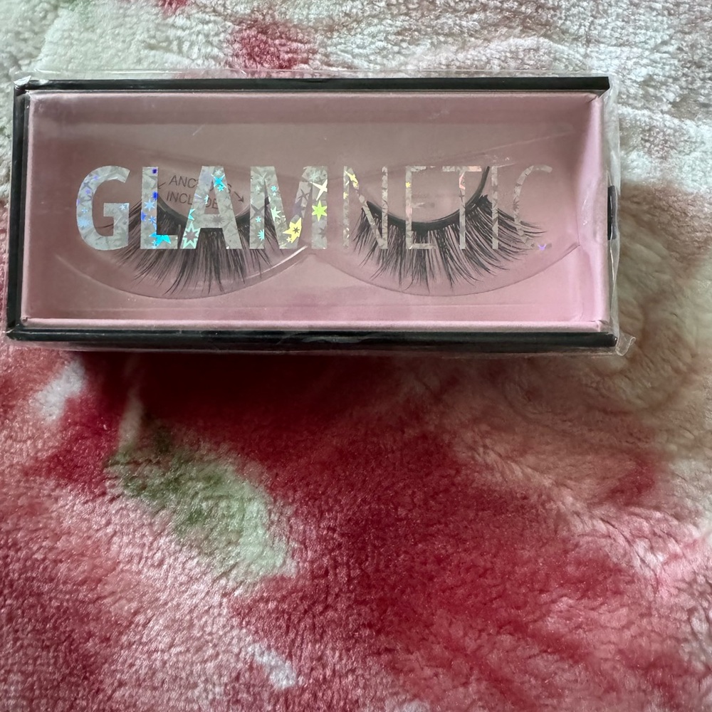 Glamnetic lashes Bella.